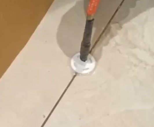 江油瓷砖空鼓维修公司专业解答瓷砖在铺贴过程中，如果没有涂抹均匀到位的粘结材料（如水泥砂浆或瓷砖胶），可能会导致以下问题